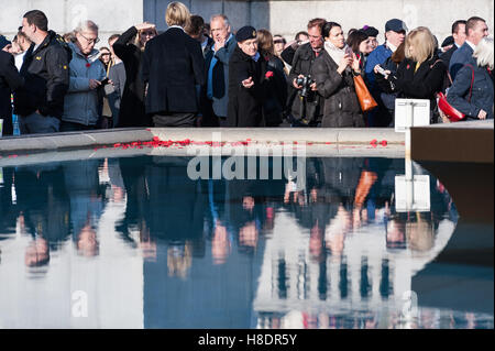 Londres, Royaume-Uni. 11 novembre 2016. Le Royal British Legion héberge la commémoration du Jour de l'Armistice avec «silence dans le Square' event in London's Trafalgar Square. Chaque année le 11 novembre à 11h00 les deux minutes de silence est observé à rendre hommage aux hommes et femmes britanniques qui sont tombés dans les guerres mondiales et ont été blessés ou sont morts dans des conflits depuis 1945. Le jour de l'Armistice marque la fin de la Première Guerre mondiale et se réfère à un cessez-le-feu entre l'Allemagne et les alliés qui est entré en vigueur à 11h00 le 11 novembre 1918. Wiktor Szymanowicz/Alamy Live News Banque D'Images