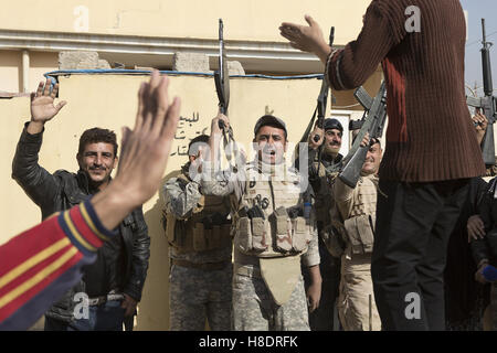 Mossoul, Ninive, de l'Iraq. Nov 11, 2016. Les résidents et les soldats iraquiens dance de la musique pendant une visite à Mossoul Al Antisar du district par les soldats de l'armée iraquienne, 9e Division blindée. Le quartier Al Intisar a été prise il y a quatre jours, par les forces de sécurité irakiennes (FSI) et, malgré sa proximité de combats en cours entre l'ISF et de l'ISIS militants, de nombreux habitants vivent toujours dans le règlement sans l'énergie et l'eau ordinaire et avec la diminution des approvisionnements alimentaires. © Matt/Cetti-Roberts ZUMA Wire/Alamy Live News Banque D'Images