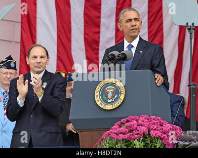 Le président des États-Unis, Barack Obama fait remarques dans l'amphithéâtre du Souvenir au Cimetière National d'Arlington à Arlington, en Virginie, qui a déposé une gerbe sur la Tombe du Soldat inconnu sur Veteran's Day, le vendredi, Novembre 11, 2016. Le secrétaire des Affaires des anciens combattants, Robert A. McDonald regarde de gauche. Credit : Ron Sachs/Piscine via CNP Banque D'Images