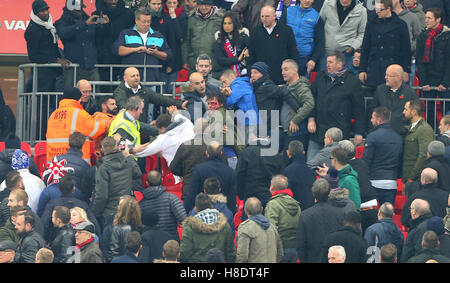 Le stade de Wembley, Londres, UK.11 Novembre 2016. Les combats éclatent entre partisans pendant le match de qualification de la Coupe du Monde de la FIFA entre l'Angleterre et l'Écosse au stade de Wembley à Londres. Des photos au téléobjectif : Crédit / Alamy Live News Banque D'Images