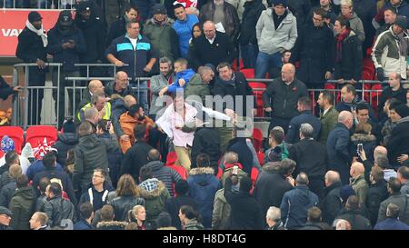 Le stade de Wembley, Londres, UK.11 Novembre 2016. Les combats éclatent entre partisans pendant le match de qualification de la Coupe du Monde de la FIFA entre l'Angleterre et l'Écosse au stade de Wembley à Londres. Des photos au téléobjectif : Crédit / Alamy Live News Banque D'Images