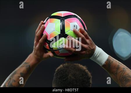 Le stade de Wembley, Londres, UK.11 Novembre 2016. Kyle Walker de l'Angleterre s'apprête à jeter dans au cours de la qualification de la Coupe du Monde FIFA match entre l'Angleterre et l'Écosse au stade de Wembley à Londres. Des photos au téléobjectif : Crédit / Alamy Live News Banque D'Images