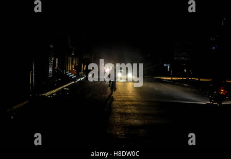 Khan Yunis, Territoire palestinien occupé. Nov 11, 2016. Un Palestinien se déplacer à vélo à pied dans l'un des rues dans le sud de la bande de Gaza. Credit : Ahmad Salem/Alamy Live News Banque D'Images