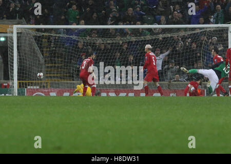 Belfast, Irlande du Nord. 11 novembre 2016. Coupe du Monde de Football - L'Irlande du Nord 4 Azerbaïdjan 0. Kyle Lafferty (10) Droit de l'ouverture du score de l'Irlande du Nord objectif. David Hunter/Alamy Live News. Banque D'Images