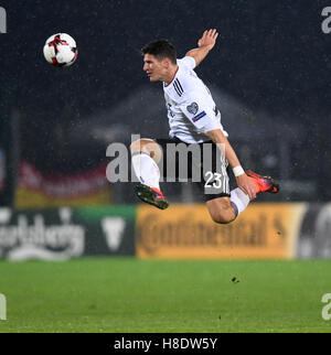 San Marino. Nov 11, 2016. L'Allemagne Mario Gomez eddv pour la balle pendant la Coupe du Monde 2018 football match de qualification du groupe C entre Saint-Marin et l'Allemagne à la Serravalle stadium à San Marino, le 11 novembre 2016. L'Allemagne a gagné 8-0. Credit : Alberto Lingria/Xinhua/Alamy Live News Banque D'Images