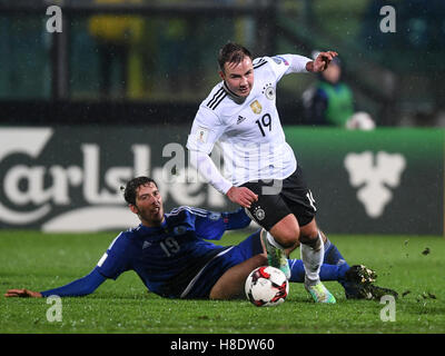 San Marino. Nov 11, 2016. L'Allemagne Mario Goetze (R) et Saint-marin's Luca Tosi rivalise pour la balle durant leur Coupe du Monde 2018 football match de qualification du groupe C au stade de Serravalle Saint-marin, le 11 novembre, 2016. L'Allemagne a gagné 8-0. Credit : Alberto Lingria/Xinhua/Alamy Live News Banque D'Images