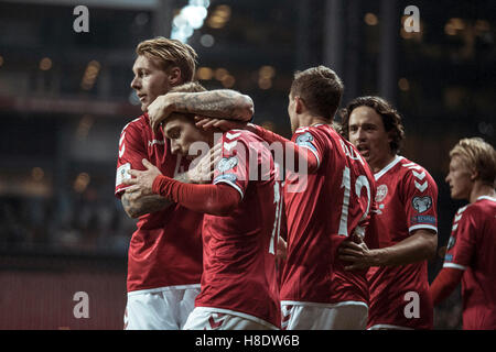 Copenhague, Danemark. Nov 11, 2016. Danemark, Copenhague, 11 novembre 2016. Christian Eriksen (10) du Danemark célèbre son deuxième but avec Simon Kjaer, Andreas Bjelland (12) et Thomas Delaney pendant la Coupe du monde match de qualification entre le Danemark et le Kazakhstan en Telia Parken. Credit : Samy Khabthani/Alamy Live News Banque D'Images