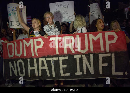 Miami, Floride, USA. Nov 11, 2016. Les gens peuvent contenir jusqu'à des plaques d'un Donald Trump manifestation tenue le 11 novembre 2016 à Miami, en Floride. Credit : Chirag Wakaskar/Alamy Live News Banque D'Images