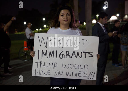 Miami, Floride, USA. Nov 11, 2016. Les gens peuvent contenir jusqu'à des plaques d'un Donald Trump manifestation tenue le 11 novembre 2016 à Miami, en Floride. Credit : Chirag Wakaskar/Alamy Live News Banque D'Images