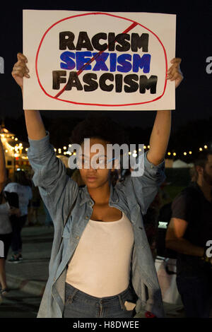 Miami, Floride, USA. Nov 11, 2016. Les gens peuvent contenir jusqu'à des plaques d'un Donald Trump manifestation tenue le 11 novembre 2016 à Miami, en Floride. Credit : Chirag Wakaskar/Alamy Live News Banque D'Images