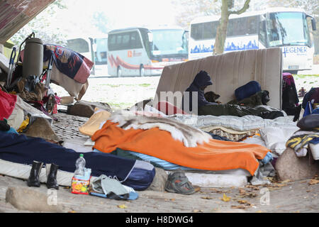 Hambourg, Allemagne. 09Th Nov, 2016. Sans-abri, hommes et femmes se rassemblent sous un pont à Hambourg, Allemagne, 09 novembre 2016. La communauté fait face à des températures autour de zéro degré. Photo : Bodo Marks/dpa/Alamy Live News Banque D'Images