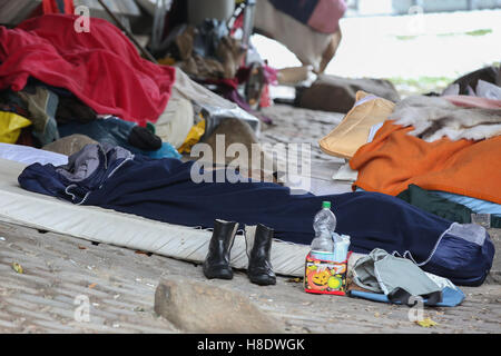 Hambourg, Allemagne. 09Th Nov, 2016. Sans-abri, hommes et femmes se rassemblent sous un pont à Hambourg, Allemagne, 09 novembre 2016. La communauté fait face à des températures autour de zéro degré. Photo : Bodo Marks/dpa/Alamy Live News Banque D'Images