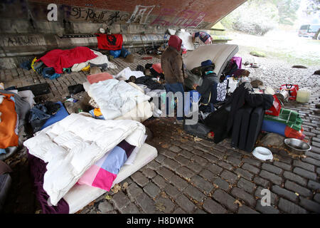 Hambourg, Allemagne. 09Th Nov, 2016. Sans-abri, hommes et femmes se rassemblent sous un pont à Hambourg, Allemagne, 09 novembre 2016. La communauté fait face à des températures autour de zéro degré. Photo : Bodo Marks/dpa/Alamy Live News Banque D'Images