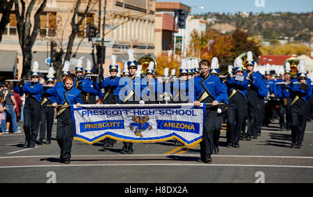 Prescott, USA. 10 Nov, 2016. Prescott, Arizona, USA - 11 novembre 2016 : Prescott High School Marching Band participant au défilé des Anciens Combattants Crédit : Pamela Au/Alamy Live News Banque D'Images