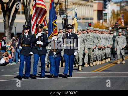 Prescott, USA. 10 Nov, 2016. Prescott, Arizona, USA - 11 novembre 2016 : les membres de ROTC marchant ensemble holding flags dans le défilé des Anciens Combattants Crédit : Pamela Au/Alamy Live News Banque D'Images