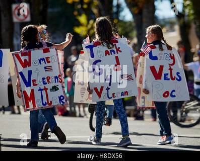 Prescott, USA. 10 Nov, 2016. Prescott, Arizona, USA - 11 novembre 2016 : les jeunes filles portant des signes des anciens combattants Anciens combattants marching in day parade Crédit : Pamela Au/Alamy Live News Banque D'Images