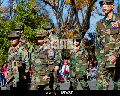 Prescott, USA. 10 Nov, 2016. Prescott, Arizona, USA - 11 novembre 2016 : La montagne de granit Jeunes Marines marchant dans la ville de Prescott Veteran's Day Parade Crédit : Pamela Au/Alamy Live News Banque D'Images