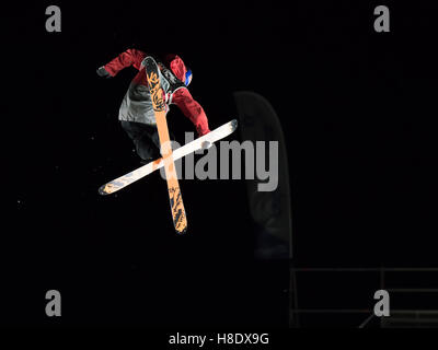 Milan, Italie. 11 novembre, 2016. Course de ski acrobatique au cours de Big Air Milan. Credit : Federico Rostagno/Alamy Live News Banque D'Images