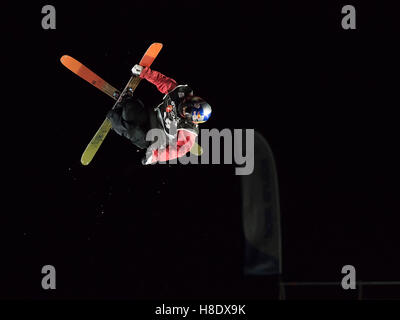 Milan, Italie. 11 novembre, 2016. Course de ski acrobatique au cours de Big Air Milan. Credit : Federico Rostagno/Alamy Live News Banque D'Images