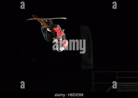 Milan, Italie. 11 novembre, 2016. Course de ski acrobatique au cours de Big Air Milan. Credit : Federico Rostagno/Alamy Live News Banque D'Images