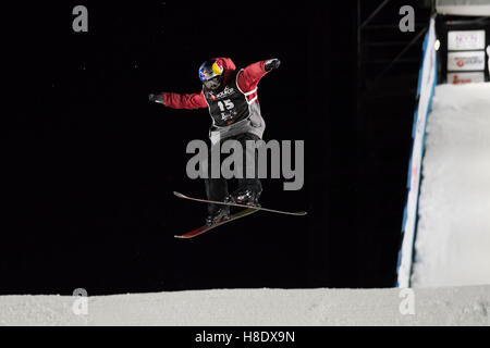 Milan, Italie. 11 novembre, 2016. Course de ski acrobatique au cours de Big Air Milan. Credit : Federico Rostagno/Alamy Live News Banque D'Images