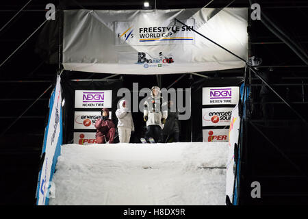 Milan, Italie. 11 novembre, 2016. Course de ski acrobatique au cours de Big Air Milan. Credit : Federico Rostagno/Alamy Live News Banque D'Images