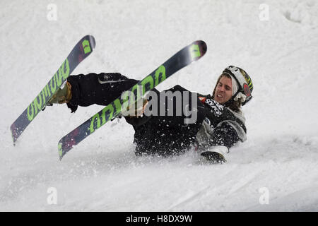 Milan, Italie. 11 novembre, 2016. Course de ski acrobatique au cours de Big Air Milan. Credit : Federico Rostagno/Alamy Live News Banque D'Images