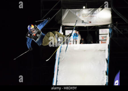 Milan, Italie. 11 novembre, 2016. Course de ski acrobatique au cours de Big Air Milan. Credit : Federico Rostagno/Alamy Live News Banque D'Images