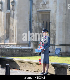 Cambridge, UK. 11 novembre, 2016. Un militaire solitaire se tient juste en face de King's College, Cambridge, à la onzième heure du onzième jour du onzième mois, le jour du Souvenir 2016. Credit : miscellany/Alamy Live News Banque D'Images