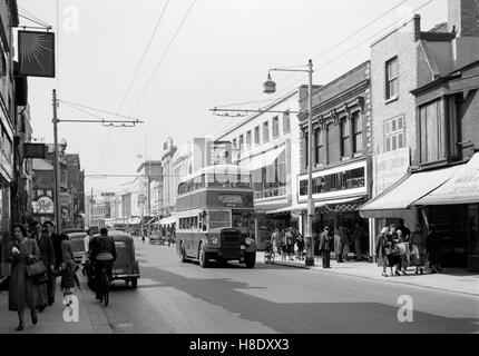 Vue vers le bas une route commerciale à Portsmouth durant les années 1950 england uk Banque D'Images