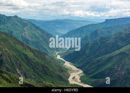 Canyon Chicamocha et rivière avec feuillage vert luxuriant près de Bucaramanga, Colombie Banque D'Images