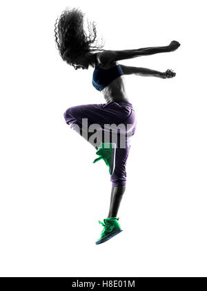 Une femme africaine femme zumba danse danseur exerce en studio d'ossature isolé sur fond blanc Banque D'Images