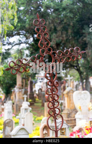 Old rusty croix dans le cimetière de Barichara, Colombie Banque D'Images