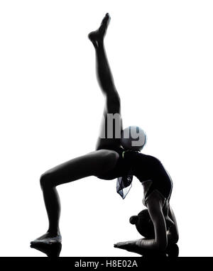 Un caucasian woman l'exercice de la gymnastique rythmique en silhouette isolé sur fond blanc Banque D'Images