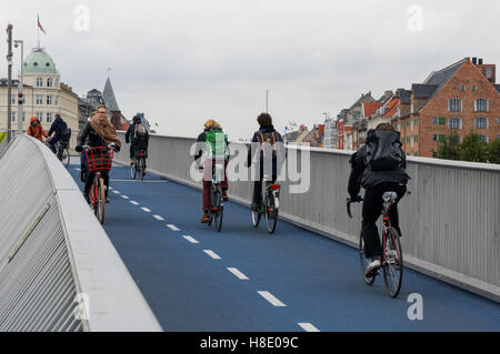 Cyclistes sur le pont piétonnier et cycliste Inderhavnsbroen (pont de l'arrière-port) à Copenhague, Danemark Banque D'Images