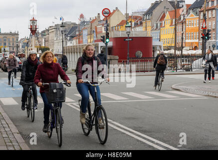 Les cyclistes le long du canal de Nyhavn à Copenhague, Danemark Banque D'Images