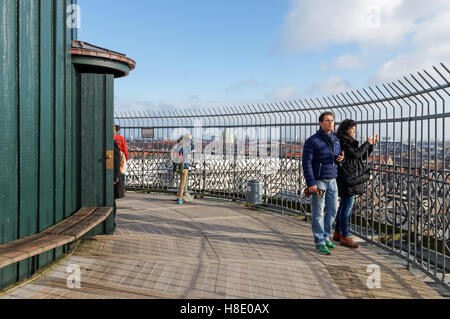 Les touristes appréciant vue depuis la tour ronde de Copenhague, Danemark Banque D'Images