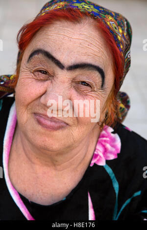 Ouzbékistan - portrait de femme ouzbek d'épais sourcils noirs unibrow à Boukhara Banque D'Images