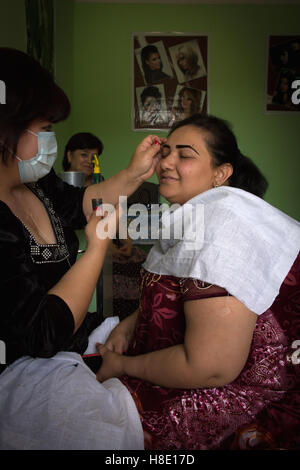 Salon de beauté - prendre soin des sourcils à Boukhara, Ouzbékistan Banque D'Images