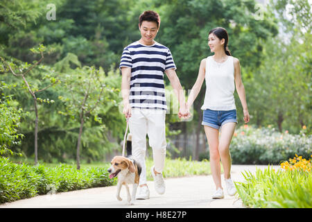 Jeune couple chinois avec un joli chien Banque D'Images