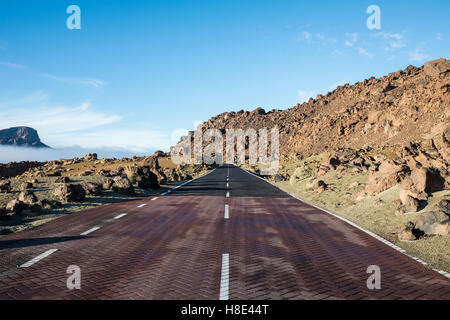 Paysage lunaire sur la route dans le Las Minas de San Jose, Ibiza, Espagne Banque D'Images