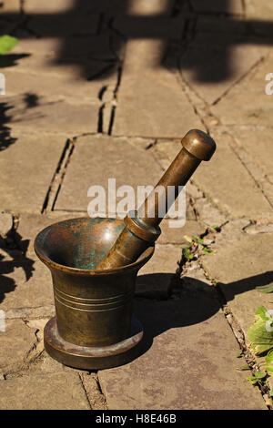 Moulin à café manuel. Mortier et pilon. Chose antique. Banque D'Images