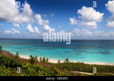 Les Bermudes vue sur l'océan Atlantique à partir de la côte, sur une belle journée d'été. Banque D'Images