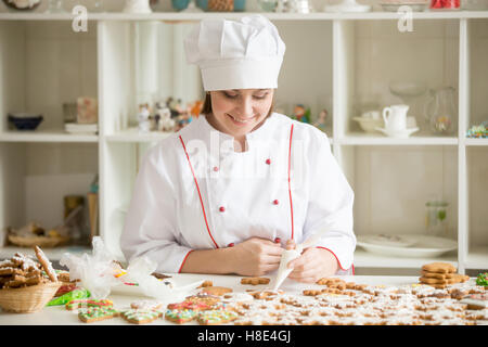Sourire professionnel décoration pâtisserie gingerbread stars Banque D'Images