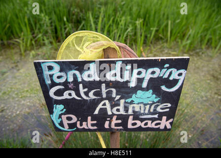 Un étang trempant signe au Golden Hill Community Garden à Bristol, Royaume Uni Banque D'Images