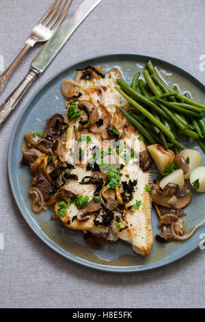 Sex soused sole aux champignons sauvages, les échalotes et les algues avec des flocons de pommes de terre et haricots verts Banque D'Images