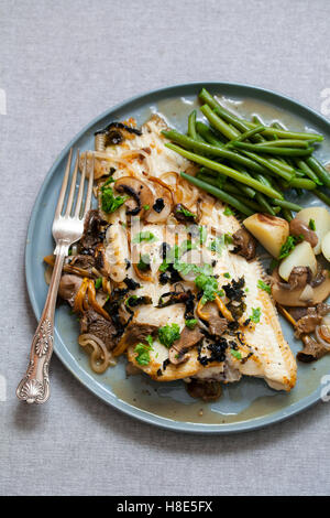 Sex soused sole aux champignons sauvages, les échalotes et les algues avec des flocons de pommes de terre et haricots verts Banque D'Images