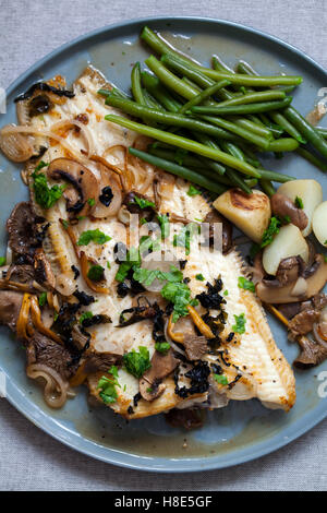 Sex soused sole aux champignons sauvages, les échalotes et les algues avec des flocons de pommes de terre et haricots verts Banque D'Images