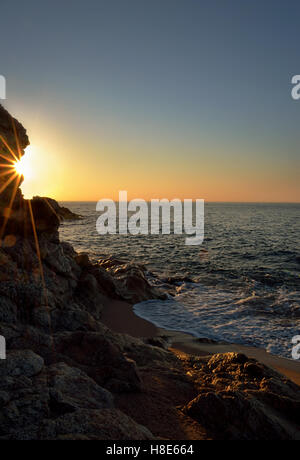 Hésitant entre nuit et jour - tôt le matin à Cala de la Vinyeta, à Calella, Catalunya Banque D'Images