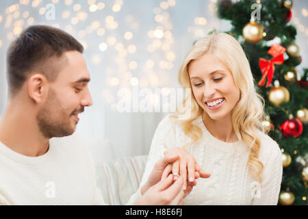 Man giving woman bague de fiançailles pour Noël Banque D'Images